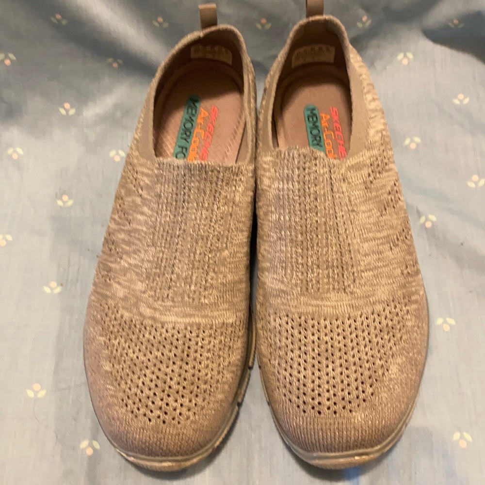 Light gray Skechers